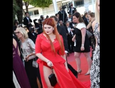 Αμήχανη στιγμή για μια Ρωσίδα στις Κάννες - Της πάτησαν τη φούστα και... αποκαλύφθηκε! (φωτό)